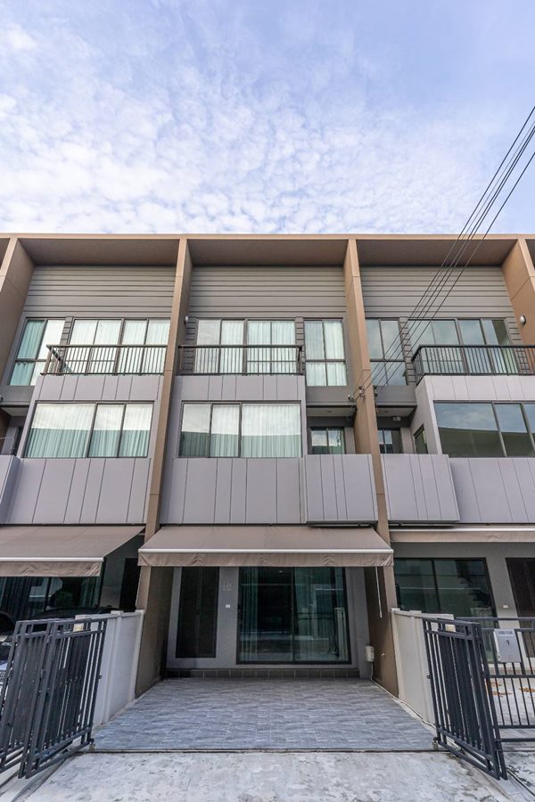 ขายทาวน์โฮม 3ชั้น บ้านกลางเมือง ราชพฤกษ์ ใกล้ Central Westville มี 3 ห้องนอน เจ้าของขายเอง โทร 0868918297